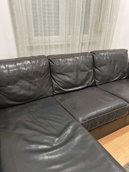 Sofá Preto em Pele com chaise long do lado esquerdo
