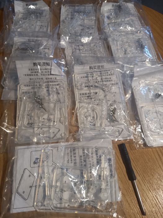 10 podstawek ekspozycyjnych do figurek