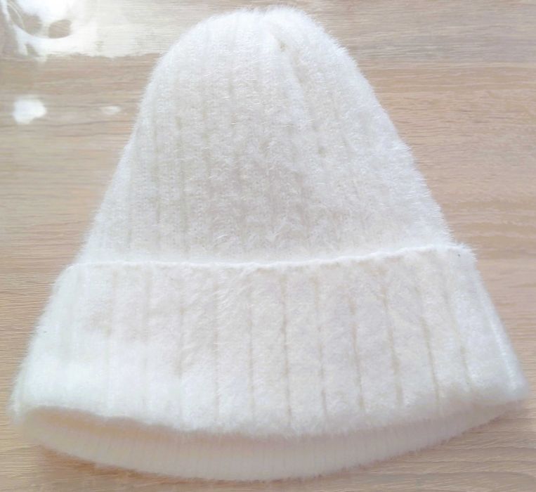 Czapka biała na zimę