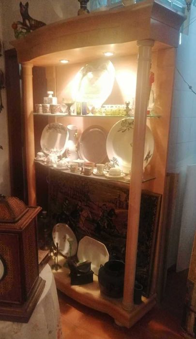 Móvel de sala madeira maciça lacada c/iluminação- Para Desocupar