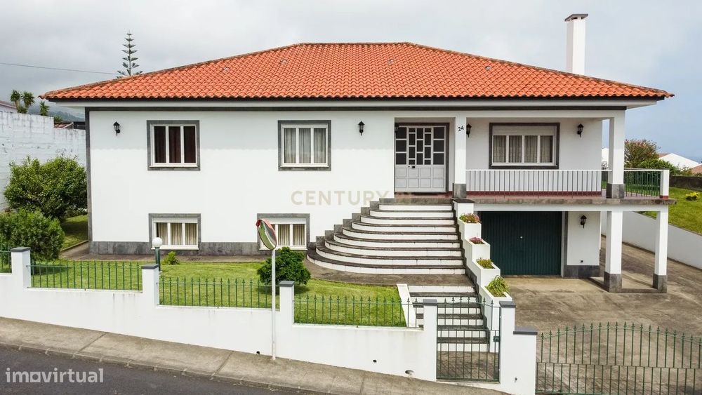 Casa Isolada com Jardim e Terraço em Vila Franca do Campo