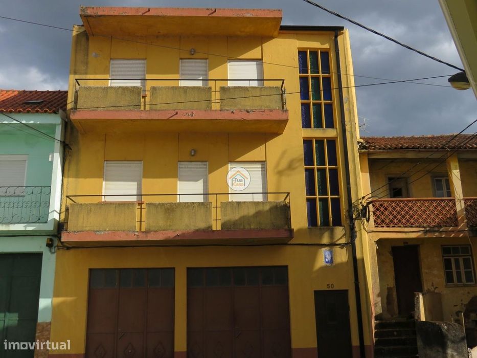 Oportunidade de Investimento: Moradia de 3 Pisos, duas garagens indivi