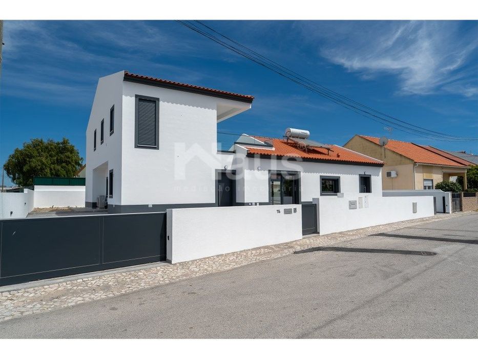 Moradia Isolada T5 inserida em lote de terreno de 600m2