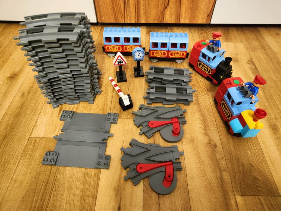 Kolejka Lego Duplo, dwa pociagi