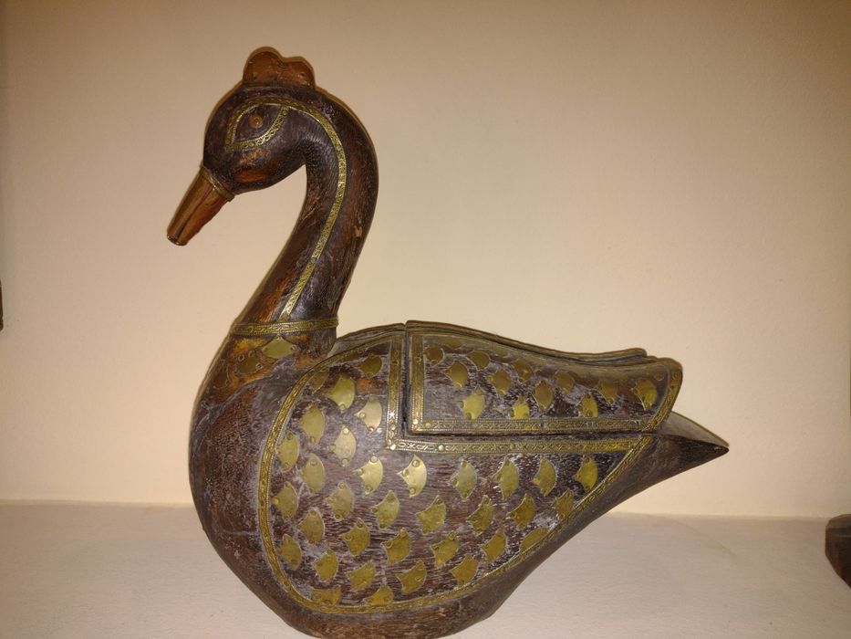 Stara rzezba kaczka labedz drewniany inkrustowana mosiądzem i masą per