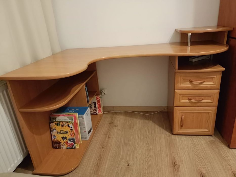 Biurko narożne z szafką i polkami