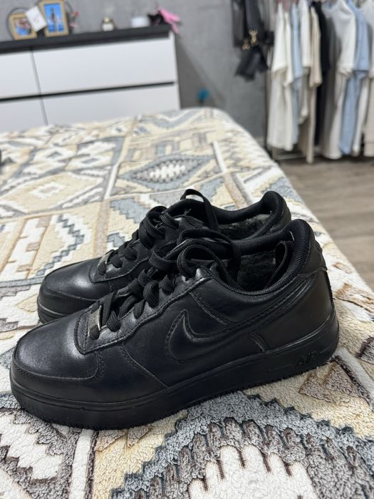 Продам  кросівки Nike Air Force 1 чорні , зимові