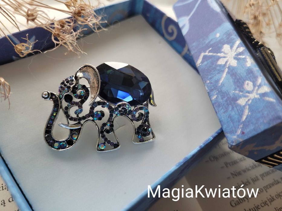 Broszka słoń w granacie