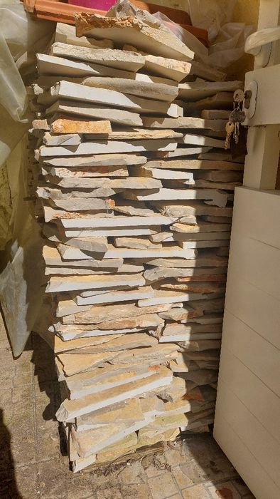 pedra rústica de cor beje