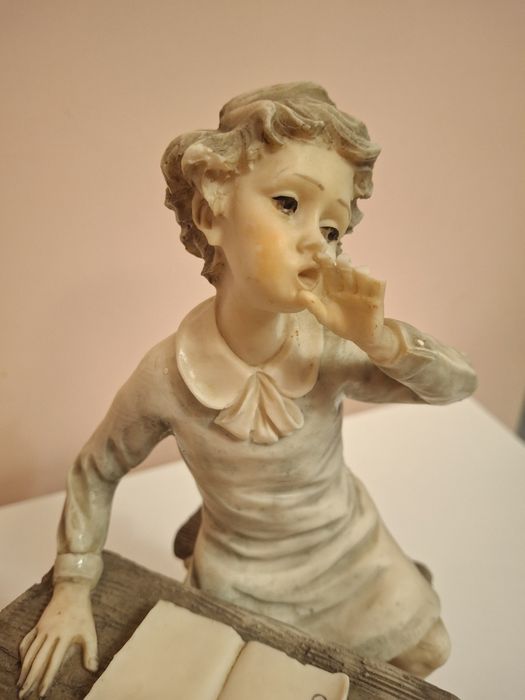 Giuseppe Armani – figurka „Uczeń przy ławce” 25,5 cm