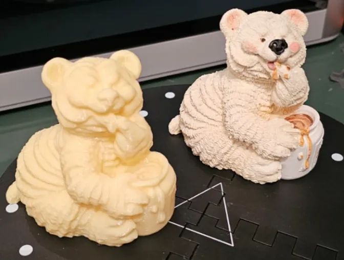 Ursinho "Honeybear" a Comer Mel