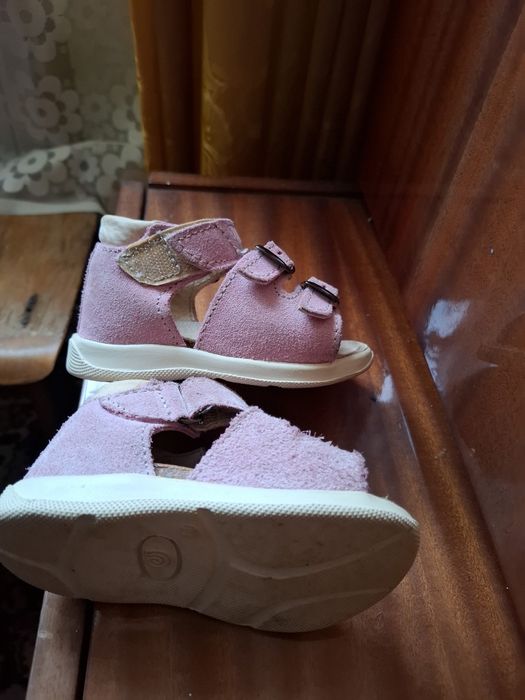 Шкіряні дитячі босоніжки/сандалі для дівчинки