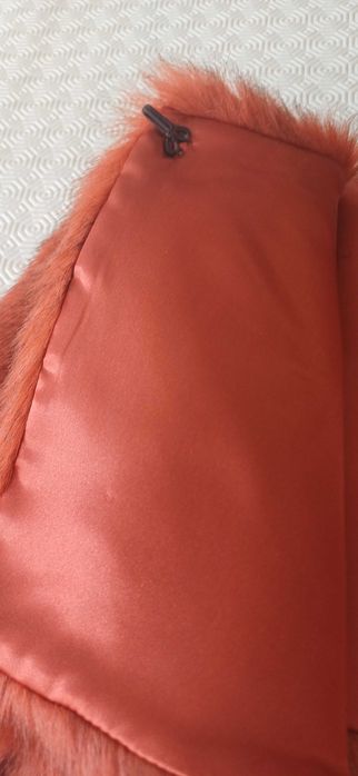 Capa em pelo sintético laranja e preto