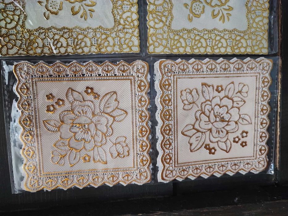 podkładki pod szklanki kubki biało złote kwiaty 14 sztuk