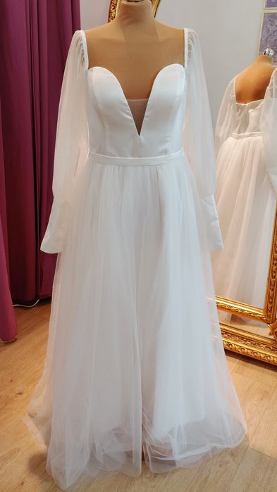 Suknia ślubna z długimi pufiastymi rękawami r. 42