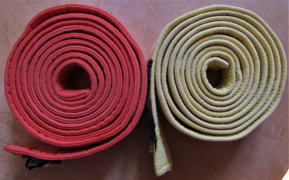 Karaté - cintos amarelo, laranja, azul de graduação para o quimono