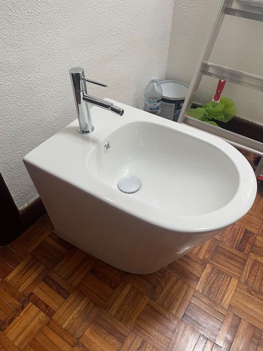 Bidé em cerâmica novo
