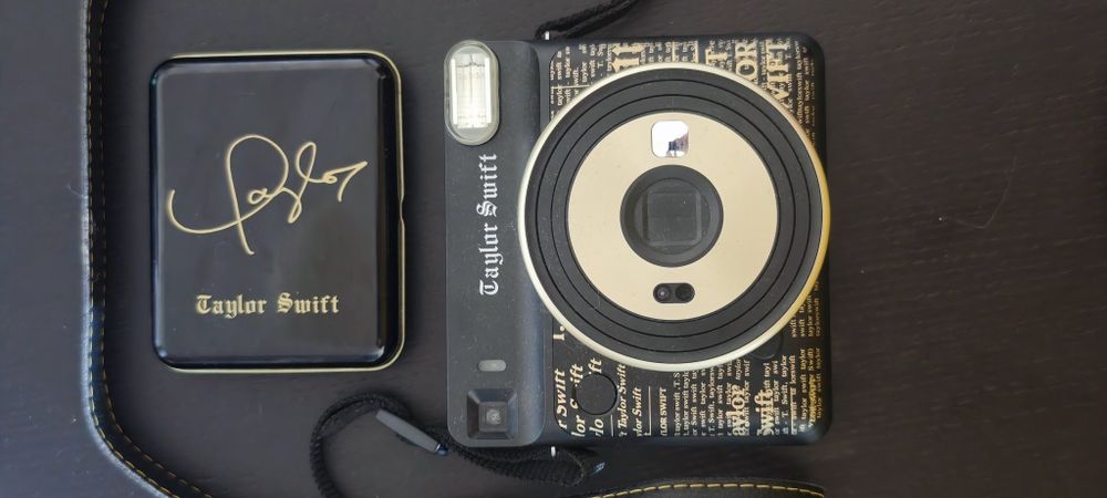 Câmara Instantânea Fujifilm Instax Mini 9 Taylor Swift Signature Edition – Edição de Colecionador
