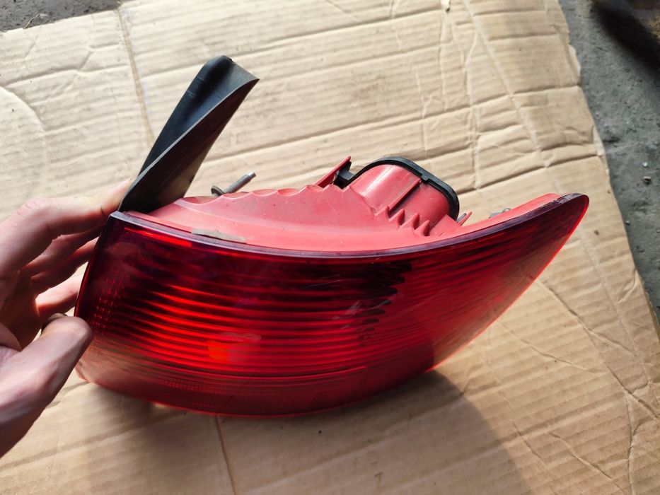 Audi A6 C6 kombi lampa prawy  tył w błotnik