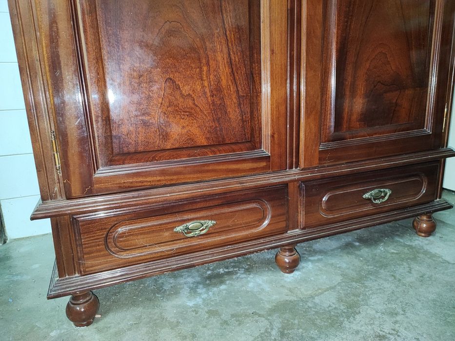 Guarda Roupa em madeira maciça