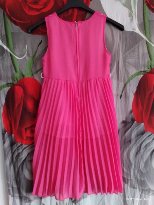 Różowa sukienka zapinana na zamek pisowanka