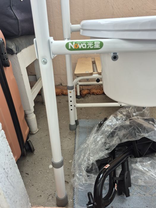 крісло-туалет складне Nova A8700AA