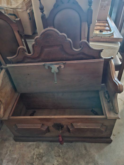 Mesa de jantar,com 8 cadeiras +  uma cama  uma cómoda e 2 mesinhas de cabeceira e um banco baú