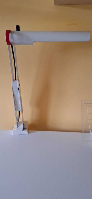 secretária ergonómica com cadeira e candeeiro