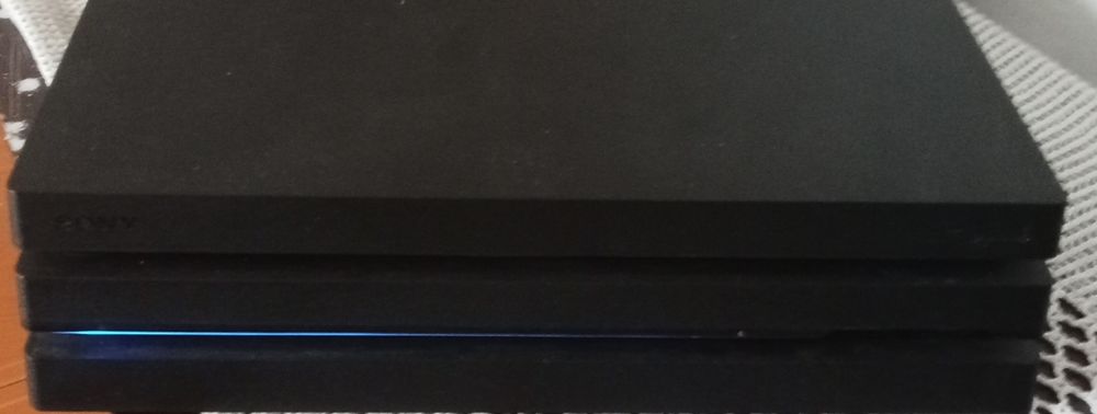 Vendo/troco PS4 pro em mãos