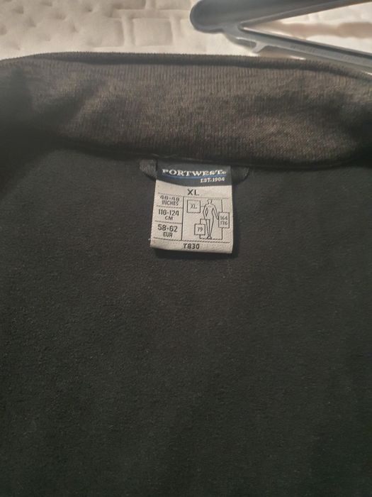 Ciemno szary softshell