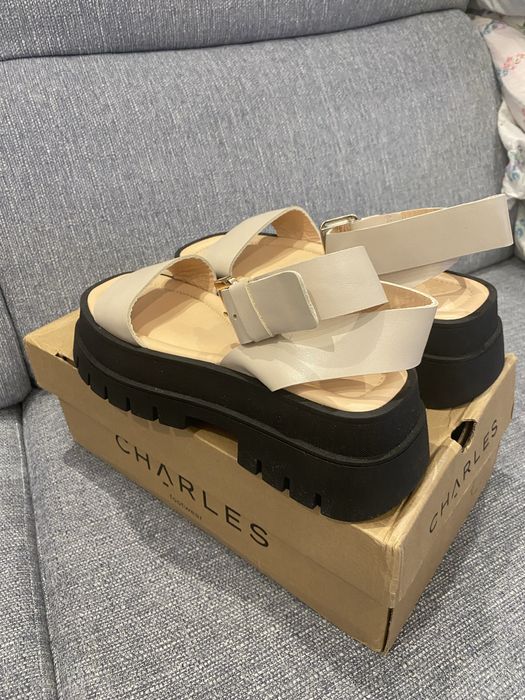 Nowe skórzane sandały damskie