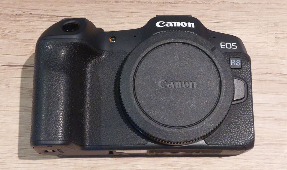 Canon R8 com extras