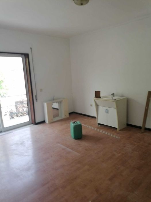 VENDO/ALUGO T3 com boas areas  e terraço