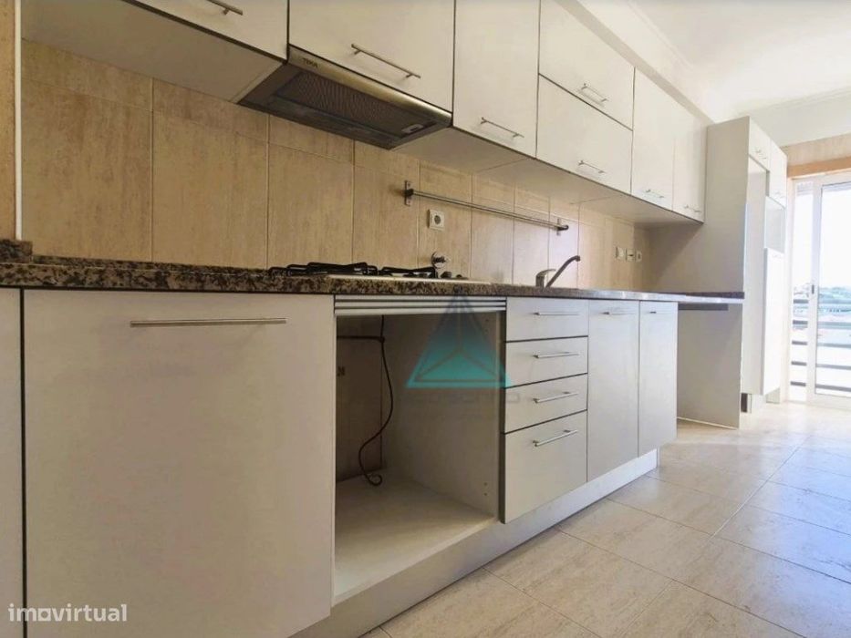 Apartamento T2 Feijó, com arrecadação e 2 varandas — Laranjeiro E Feijó, Setúbal