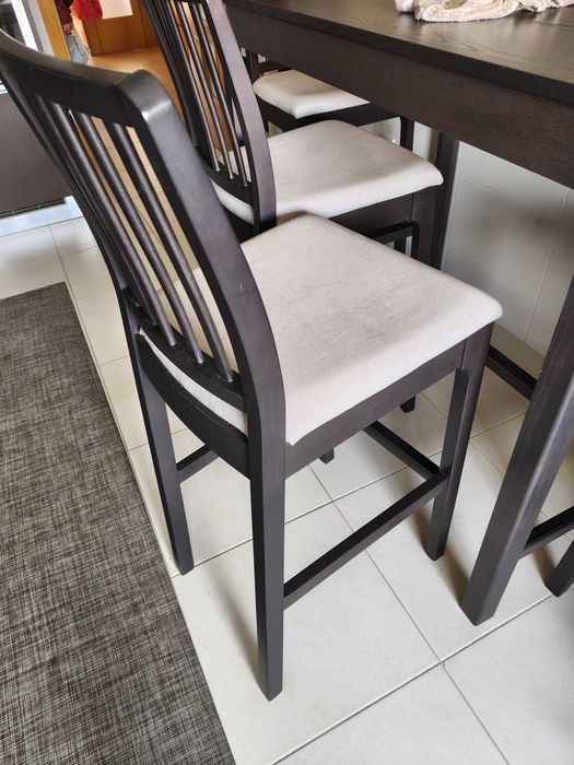 Mesa e 4 cadeiras altas
