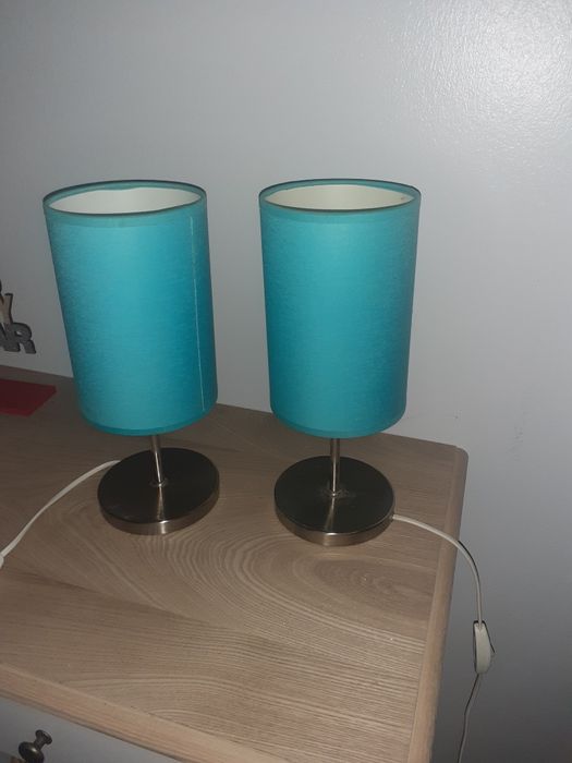 Conjunto de candeeiros com base prateada e abajures azuis