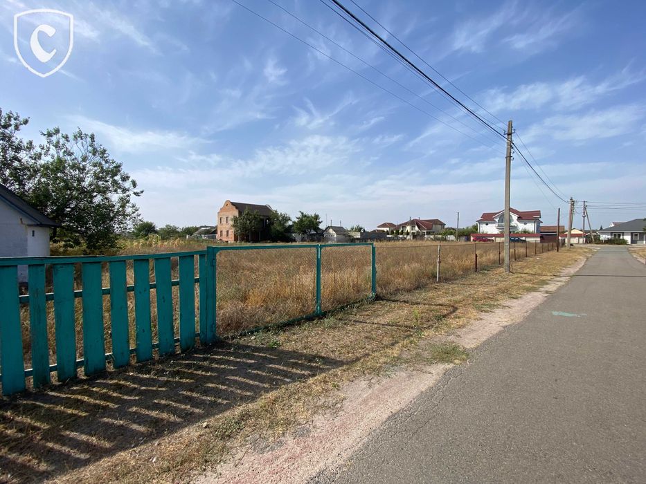 Простора ділянка 11 сот. для будівництва в центрі Лебедівки