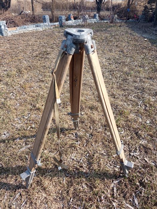 Тринога, штатив, деревʼяний