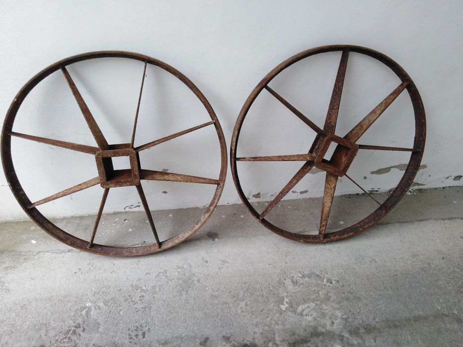 Rodas de carro de bois em ferro.