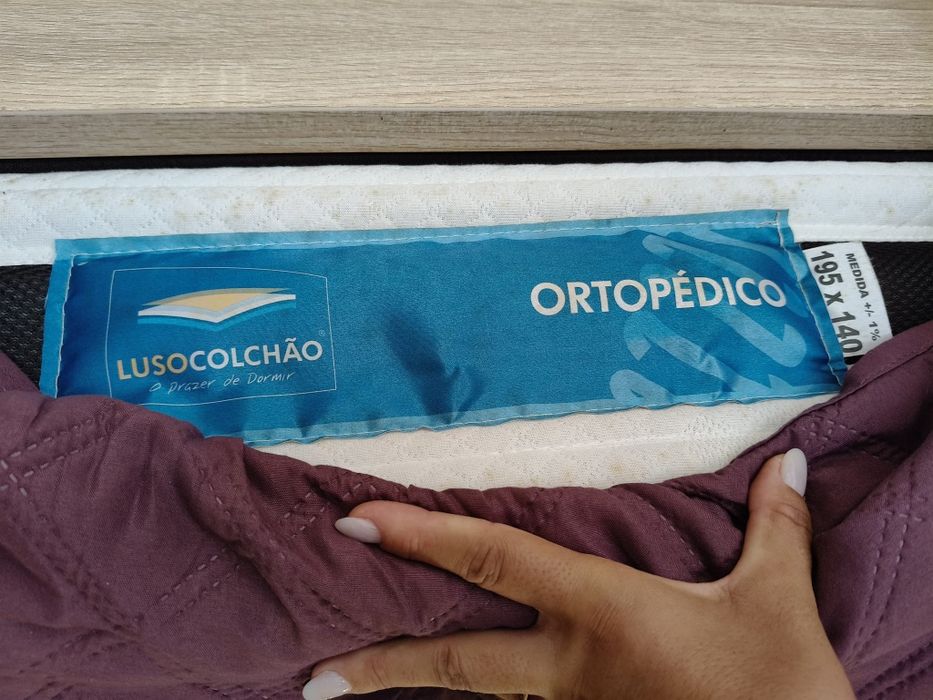 Cama de casal e mesinhas de cabeceira