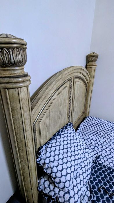 Cama de casal em madeira maciça – estilo clássico – preço negociável