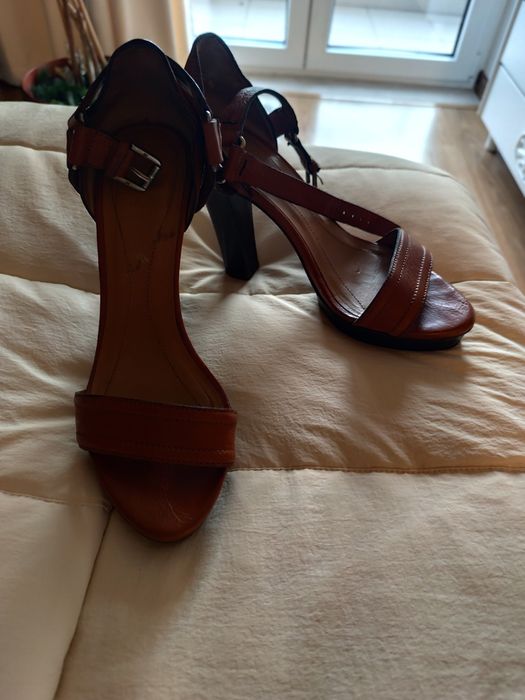Sandália em pele