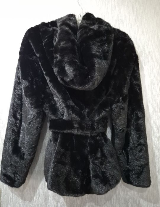 Płaszczyk czarne futerko z paskiem kaptur ozdobna broszka uni