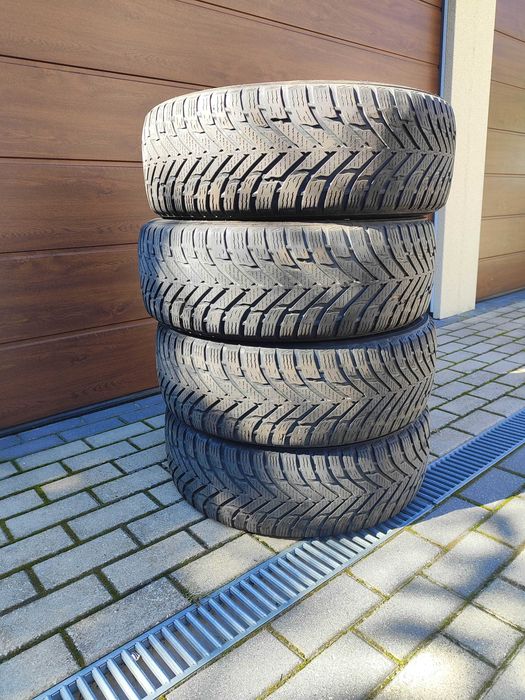 Komplet opon całorocznych Nokian 215/60 R17, cena za sztukę