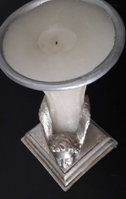 Vela com anjo na base
