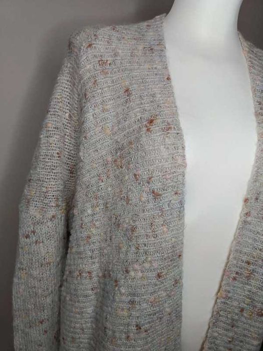 Sweter może służyć jako płaszcz. bardzo miło