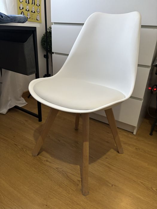 cadeira estilo nordico branca e madeir