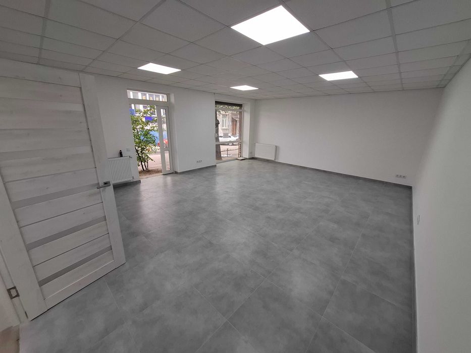 Магазин - офіс на вул. Олени Степанівни 50 . Фасадний вхід