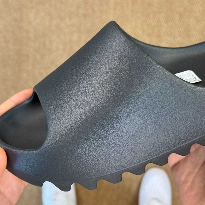 Czarne kapcie Adidas Yeezy 43