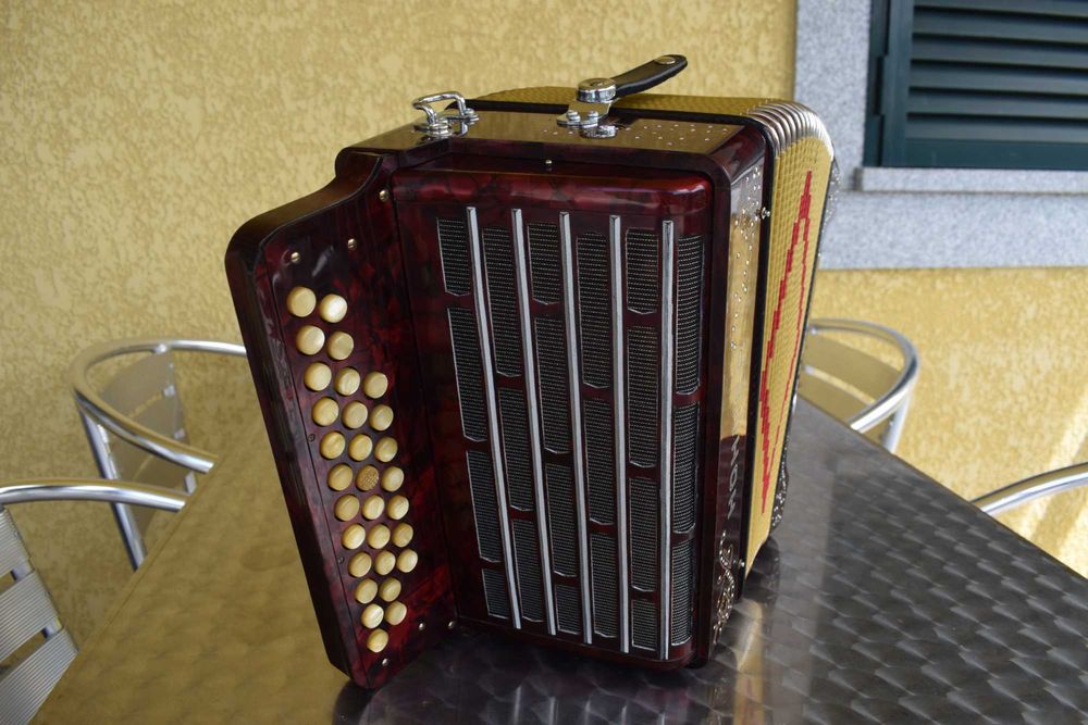 Hohner Norma II 3 voz Fa# La3 Re#